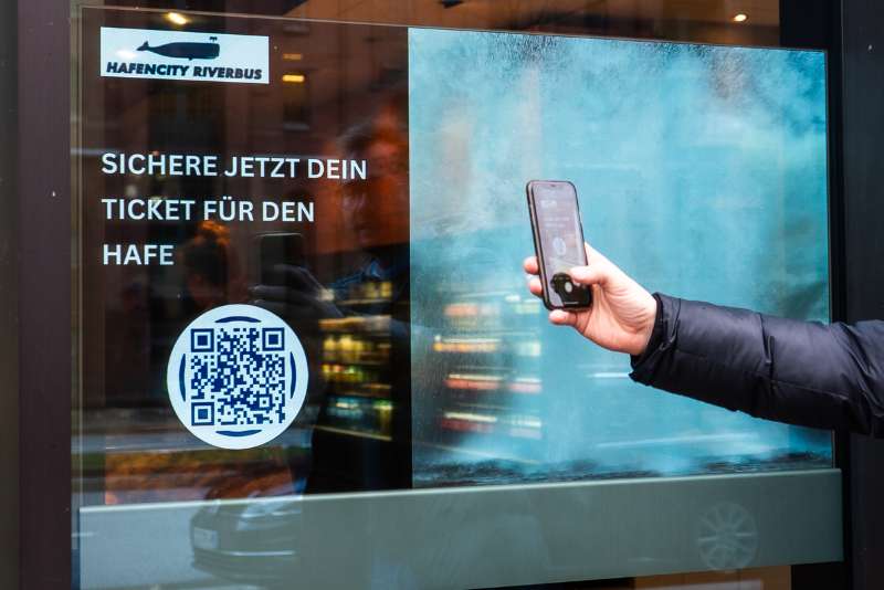 smartwindow dooh-ads digital out of home - Hafencity Riverbus QR Scan
